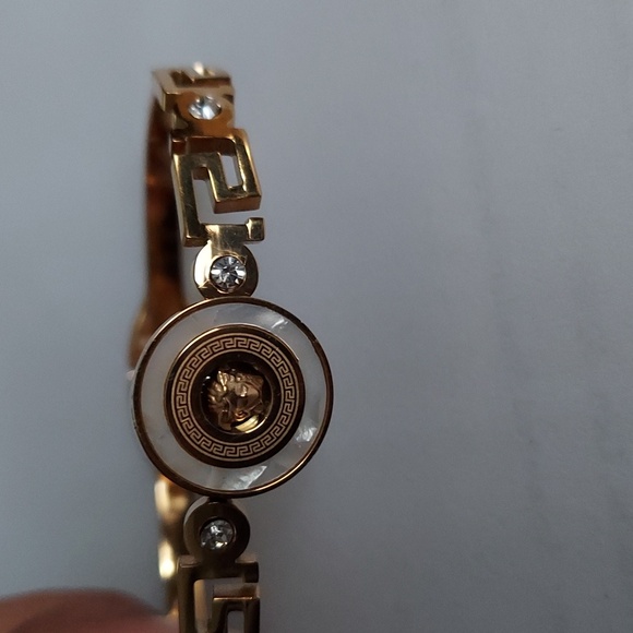 Luxury design Gold Tone Bangle - Picture 5 of 12